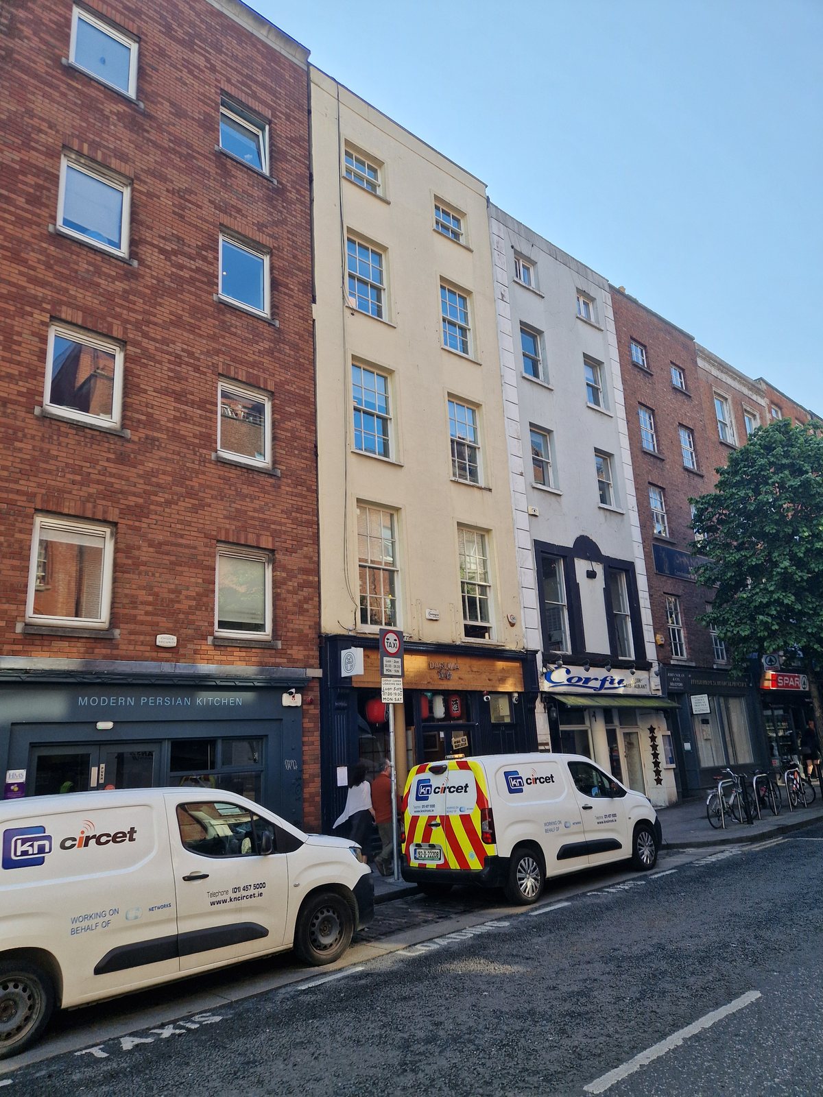 13 Parliament Street, Dublin 2: the narrow street frontage with a restaurant at ground floor